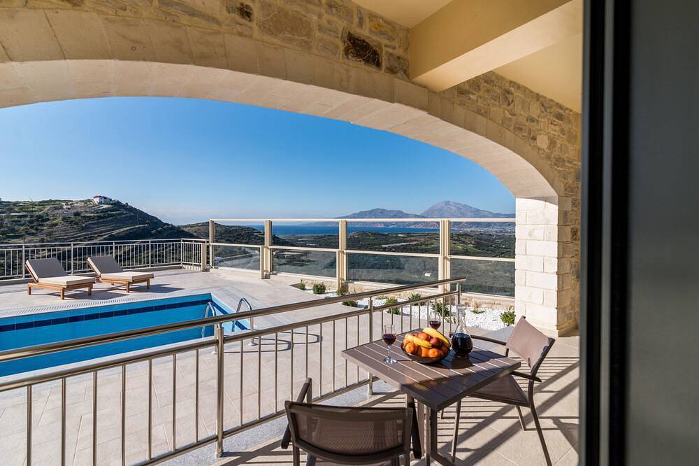 Villa Ovgoro, gebouw met 3 verdiepingen met zwembad en vloerverwarming. in Kamilari, Iraklio-Heraklion en omgeving