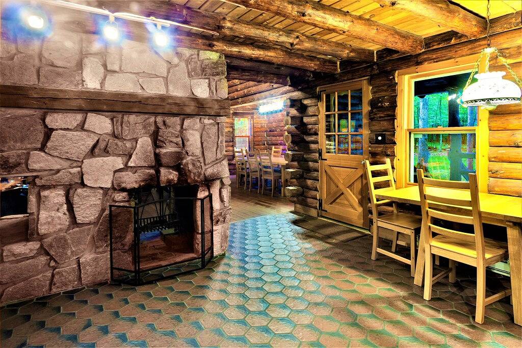 Rustikales Blockhaus am Flussufer in Saw Creek, Pike County