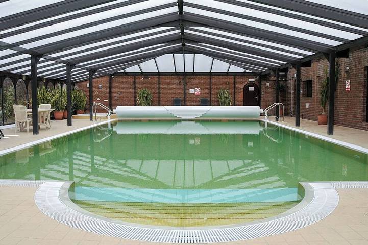 Cottage for 14 people, with garden and hot tub, with pets in Shropshire
