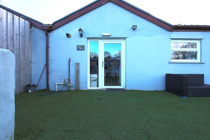 Cottage for 6 people, with garden and hot tub, with pets in Laugharne