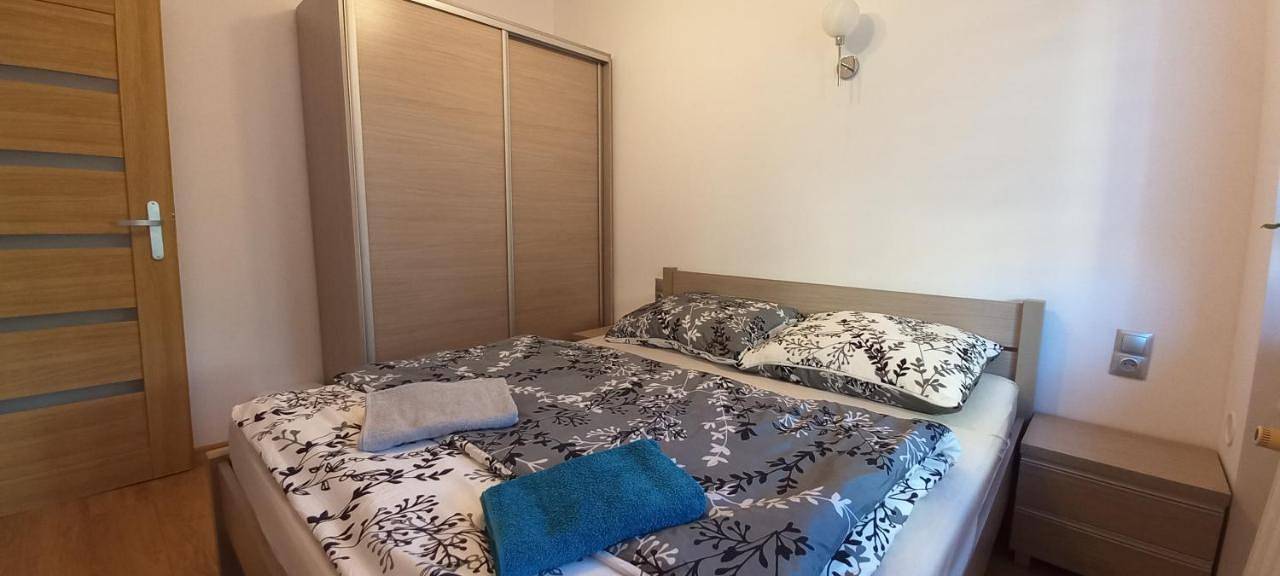 Cały apartament, Apartament Juki, mieszkanie obok Katowice Wynajem na doby, krótkoterminowy, 2 pokoje balkon, 50m2,- po kapitalnym remoncie 2-ga sypialnia jest częścią salonu blisko Centrum Leczenia Oparzeń 2,5 km in Siemianowice Śląskie, Śląsk