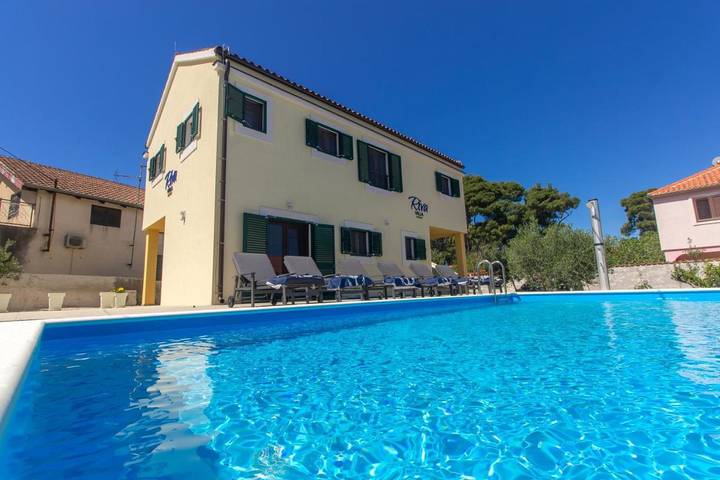 Villa pour 6 personnes, avec vue ainsi que jardin et piscine à Brodarica