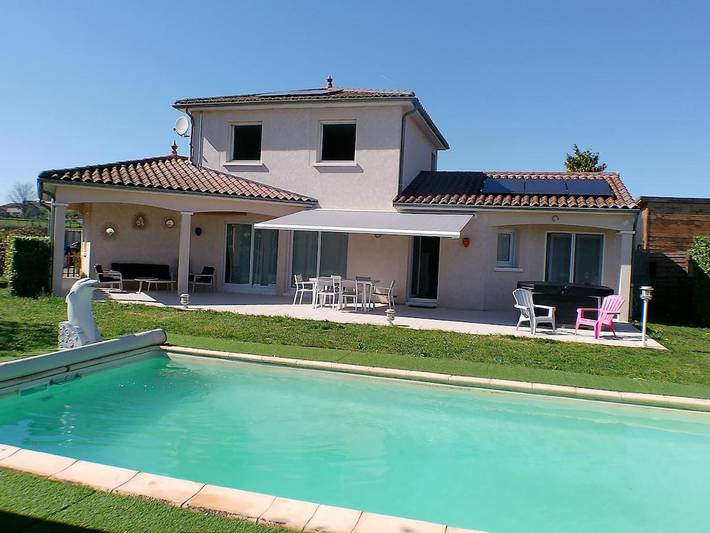 Location de vacances pour 8 personnes, avec Jacuzzi et Terrasse ainsi que Jardin et Piscine à Aubiat