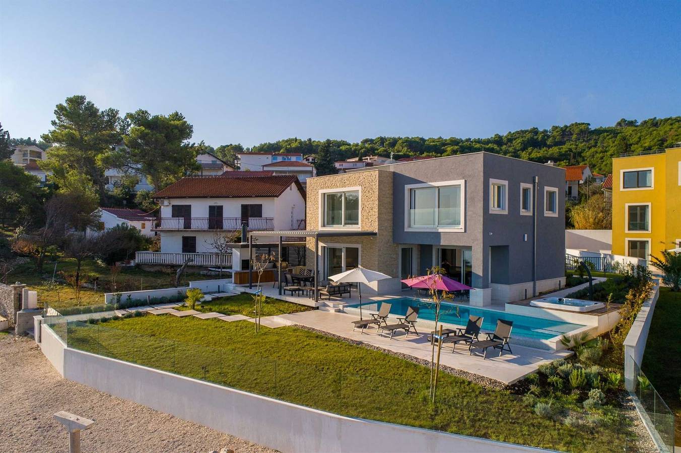 Strandvilla Grey Martini mit Pool in Slatine, Ciovo