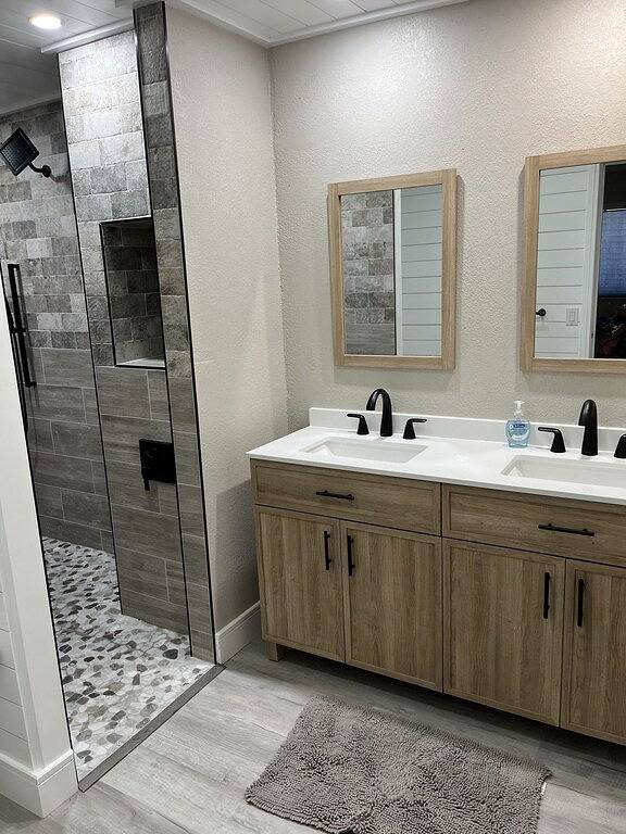 Vacation rental for 20 people, with hot tub and balcony in Redington Beach