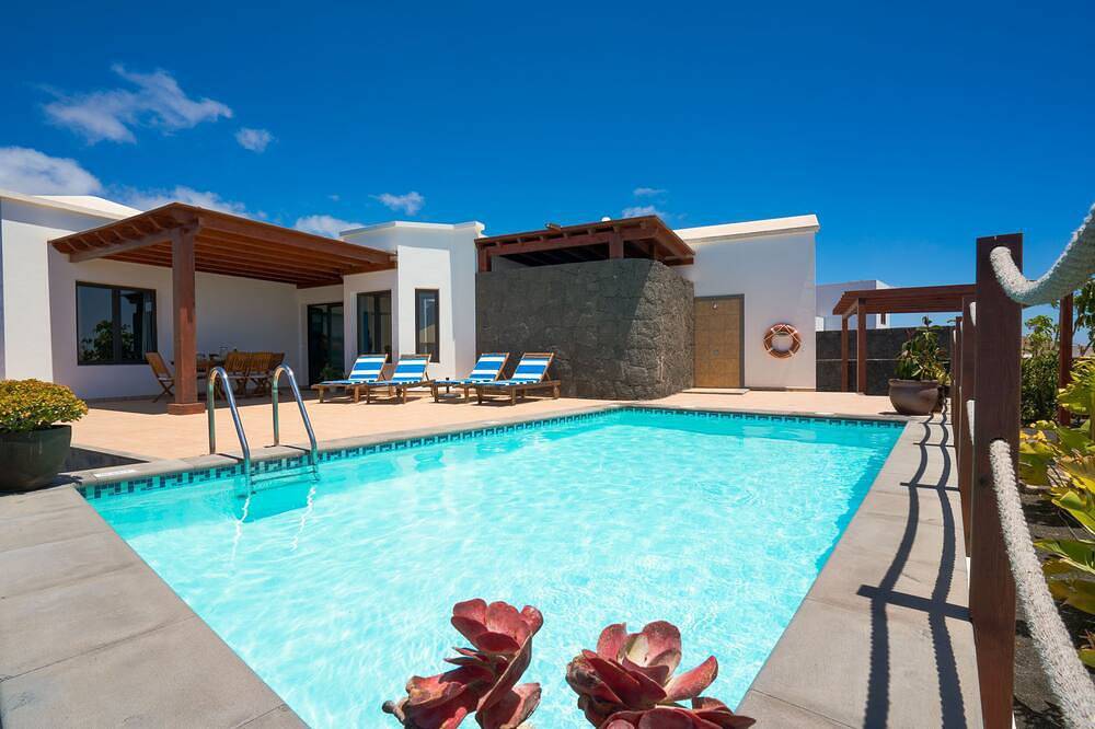Villa Clara, zona tranquila en Tías con piscina privada, climatizada y barbacoa. in Tías, Lanzarote