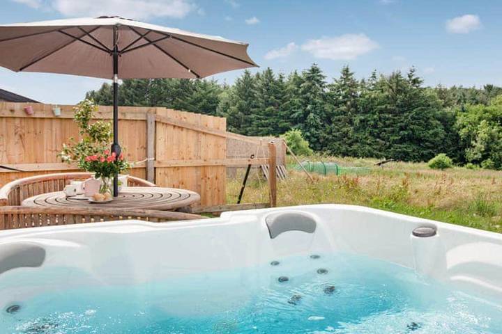 Holiday home for 4 people, with hot tub and garden, child-friendly in Devon