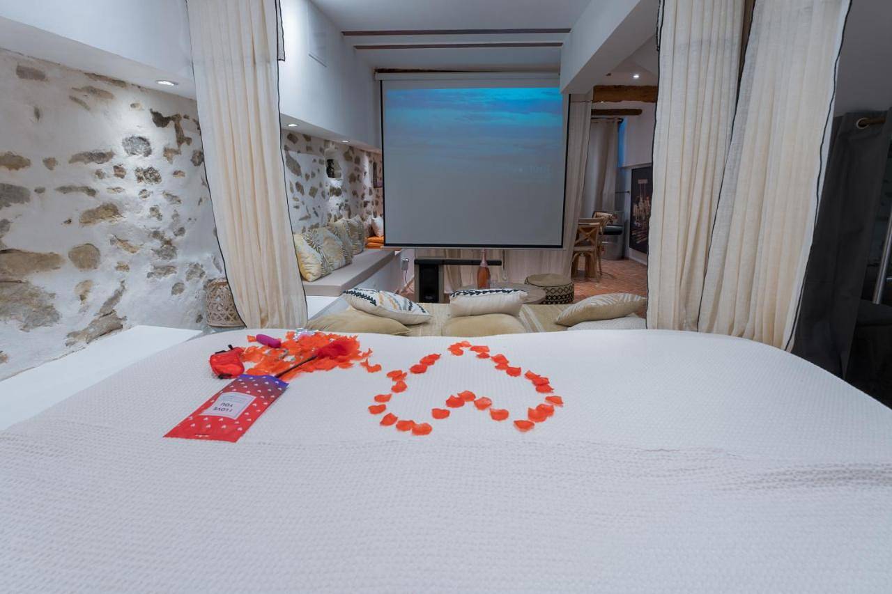 Appartement entier, Incroyable love room jacuzzi ,Hammam,cinema in Le Beausset, Côte méditerranéenne (France)