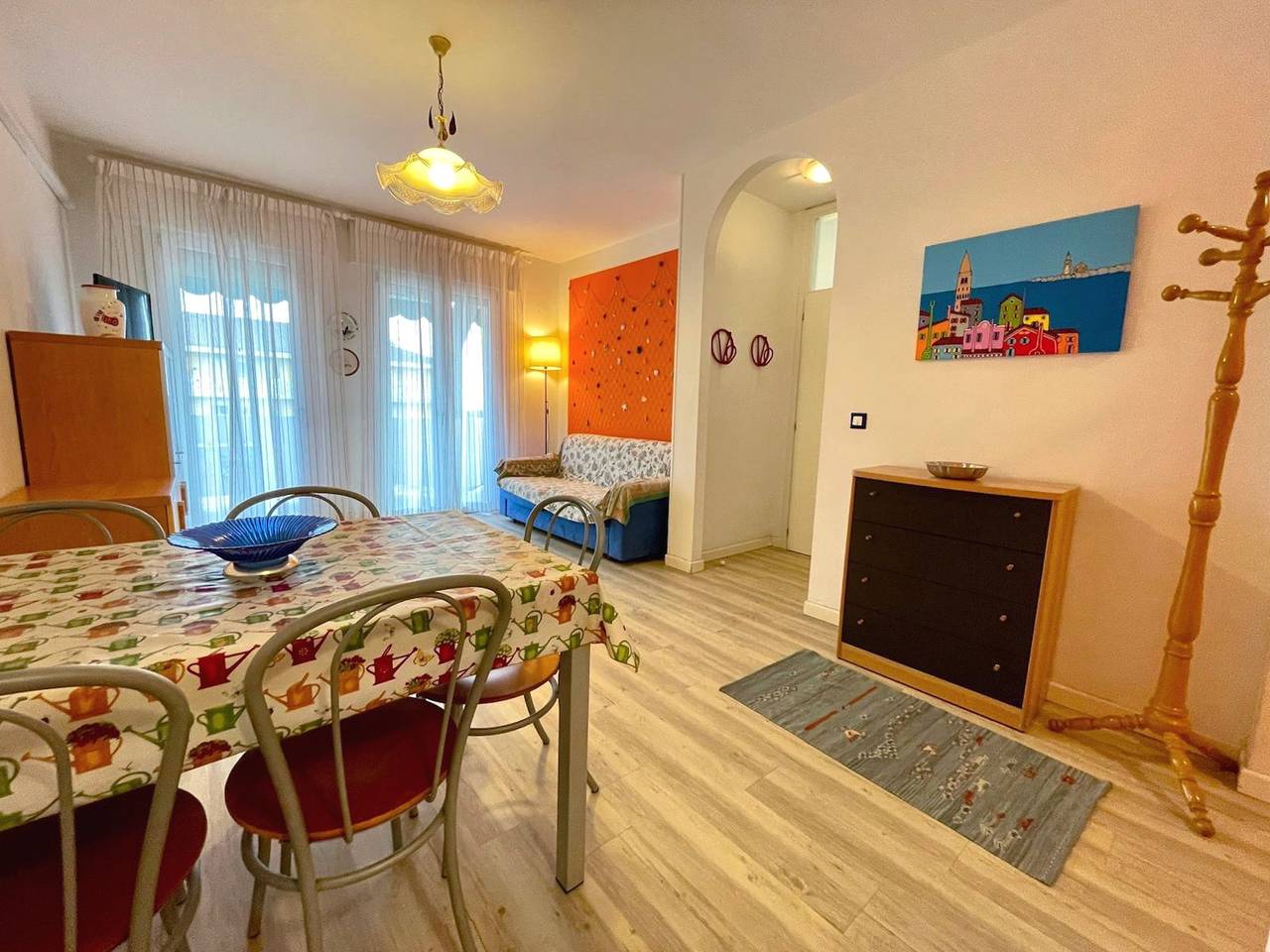 Ganze Wohnung, Farbenfrohe Wohnung mit Balkon in Porto Santa Margherita, Caorle