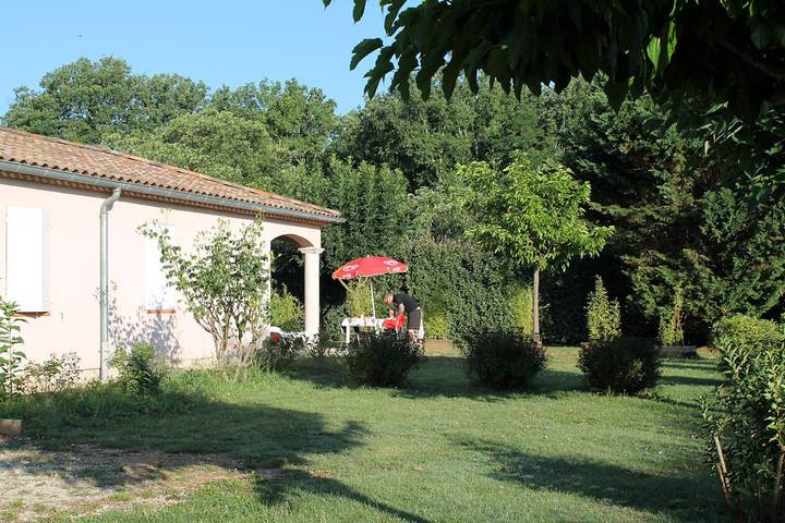 Gîte pour 4 personnes, avec terrasse ainsi que jardin et piscine, animaux acceptés en Ardèche - 4