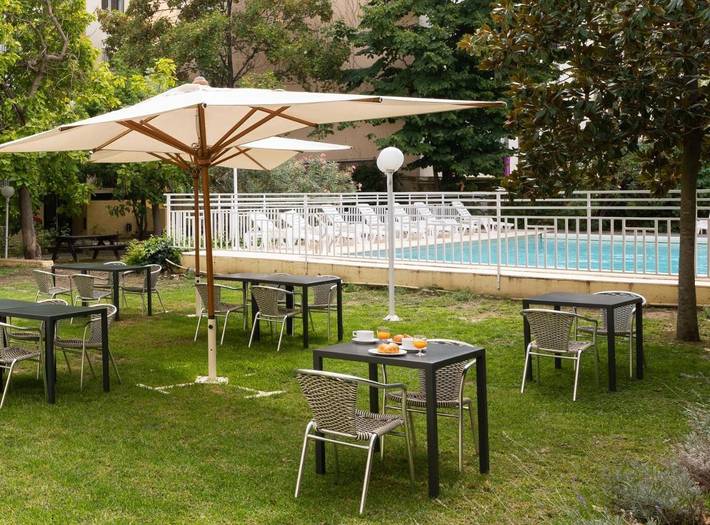 Appart’hôtel pour 4 personnes, avec jardin ainsi que piscine et vue
