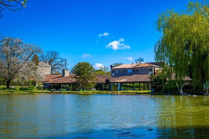 Hôtel pour 4 personnes, avec jardin et piscine, animaux acceptés à Saintes