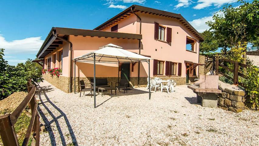 Agriturismo per 4 persone, con giardino e idromassaggio nonché piscina, con animali domestici in Apecchio