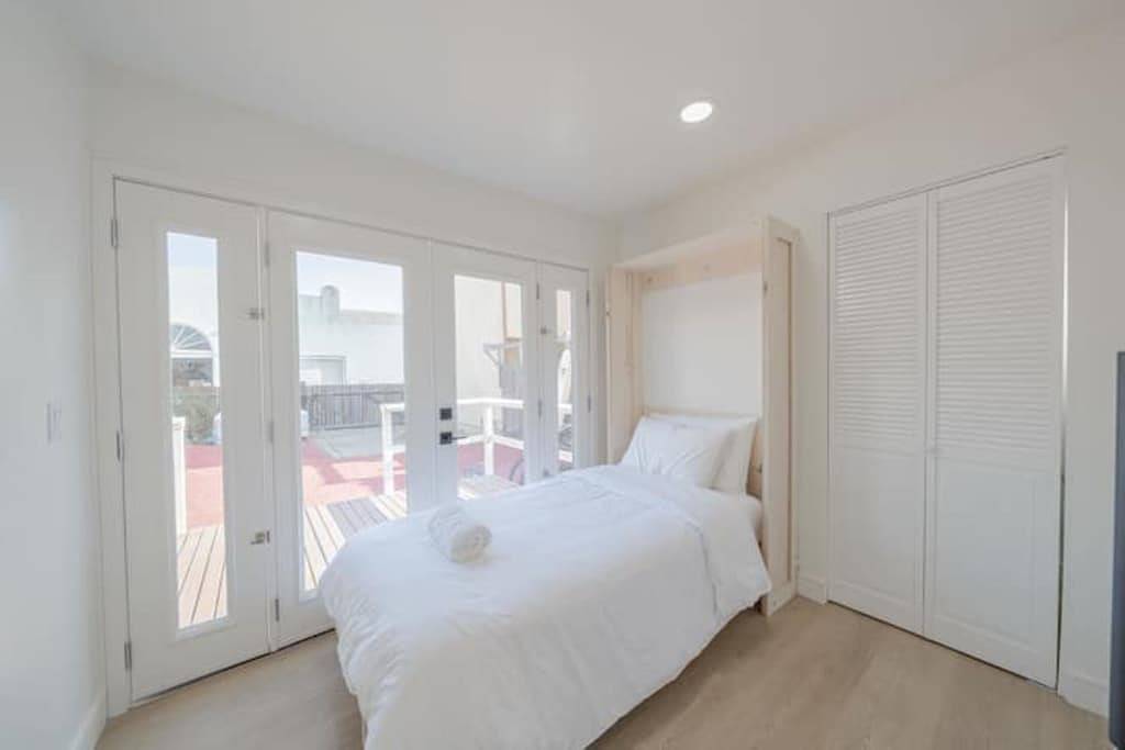 Luxury Beach Bungalow with Hot Tub - Steps to Sand and Pier in Hermosa Beach, Los Angeles County