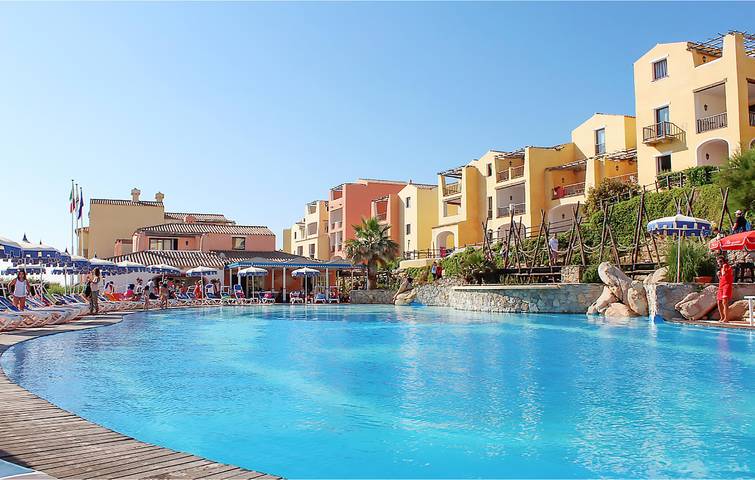 Appartamento intero, Rifugio a bordo piscina con cucina e spiaggia vicina in Punta De Su Turrione, Stintino