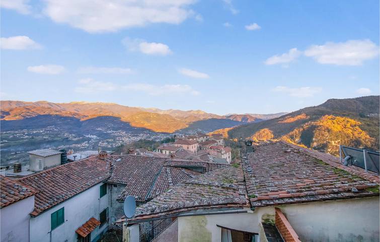 Casa vacanza con terrazza sul fiume, TV e congelatore, 1 km dal Serchio, 600 m da Al Laghetto. in Gallicano, Garfagnana