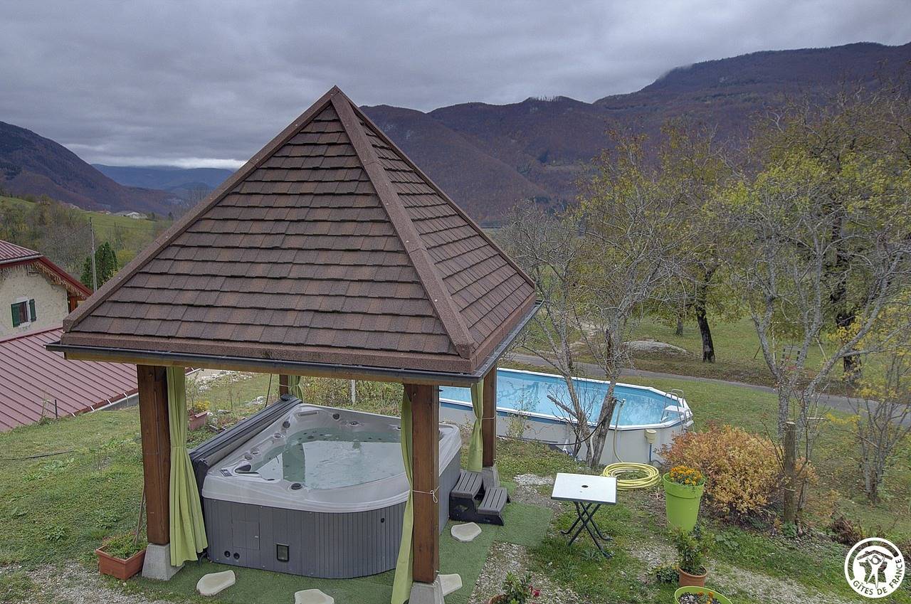 1KM to Chézery-Forens Gite with Pool & Garden in Chézery-Forens, Parc naturel régional du Haut-Jura