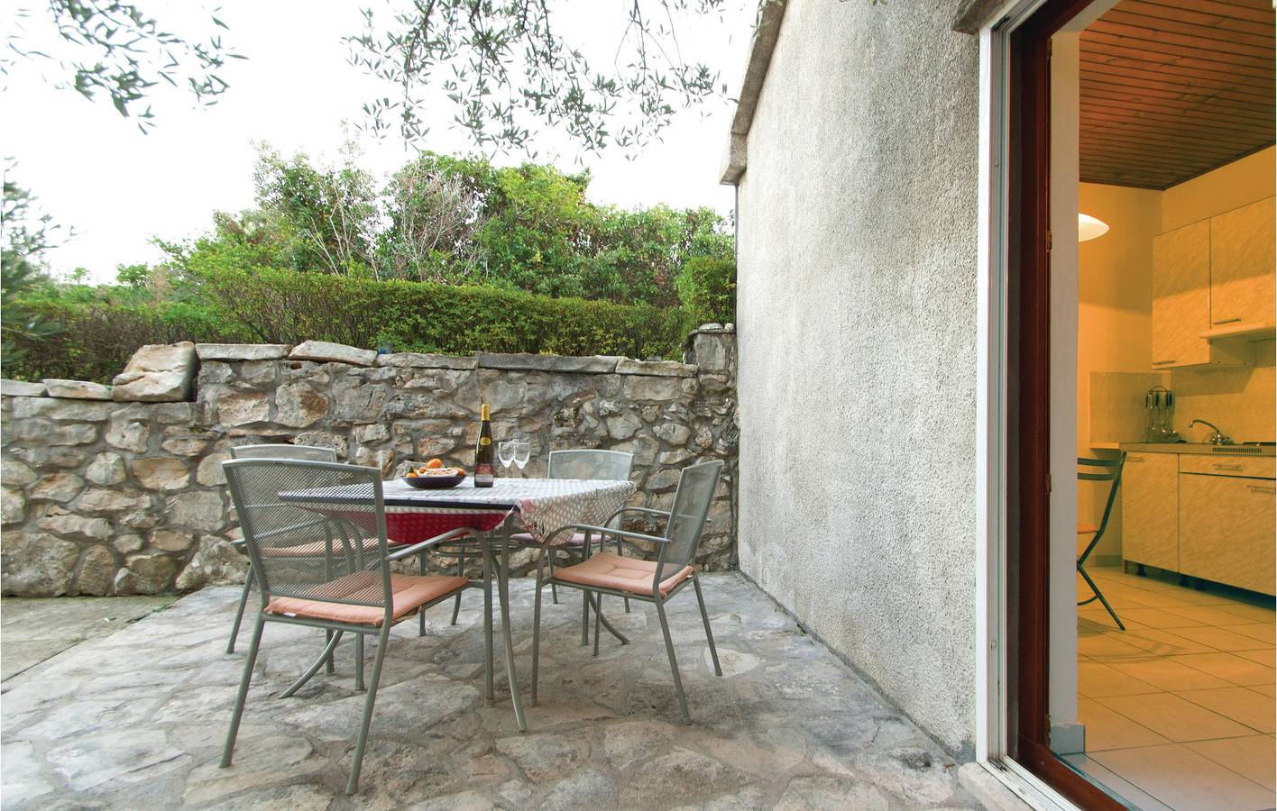 Toevluchtsoord aan zee: gezellig appartement met terras, parkeerplaats en wifi in Kneza, Korcula