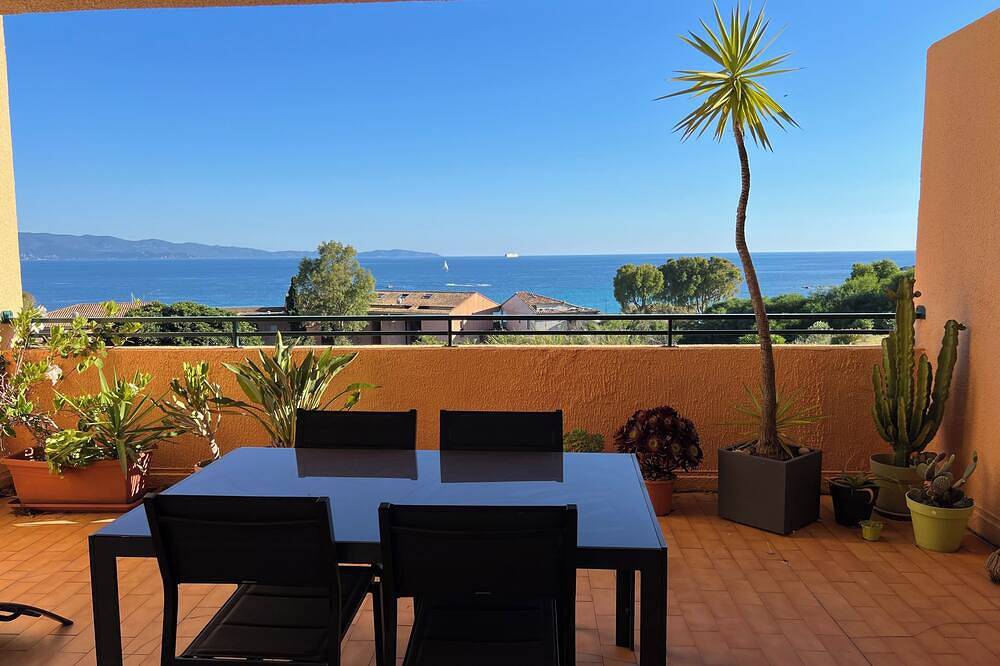 Appartement entier, Rent Large furnished F1 sea view - route des Sanguinaires in Ajaccio in Ajaccio, Golfe D'Ajaccio