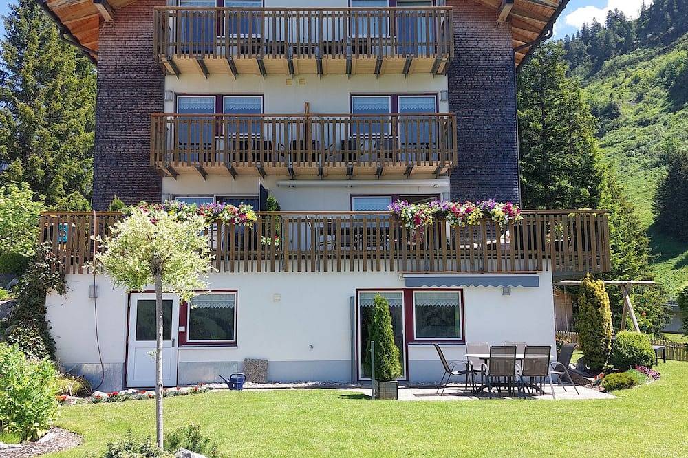 Ganze Wohnung, Einzigartiges Bergpanorama, gratis WLAN, Balkon, Garten, Liegewiese, Spielplatz in Bregenzerwald (Vorarlberg), Schröcken