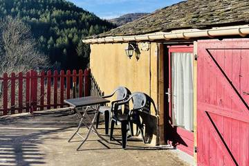 Location de vacances pour 2 personnes, avec piscine et jardin à Saint-Julien-d'Arpaon