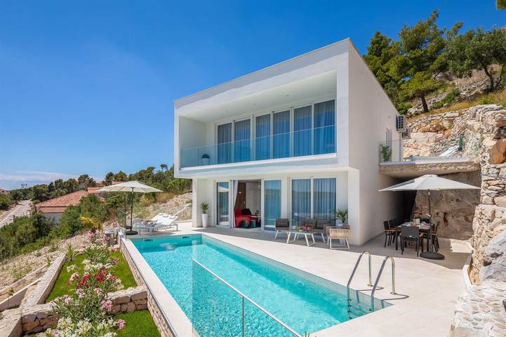 Villa für 16 Personen, mit Balkon und Balkon/Terrasse sowie Terrasse in Trogir