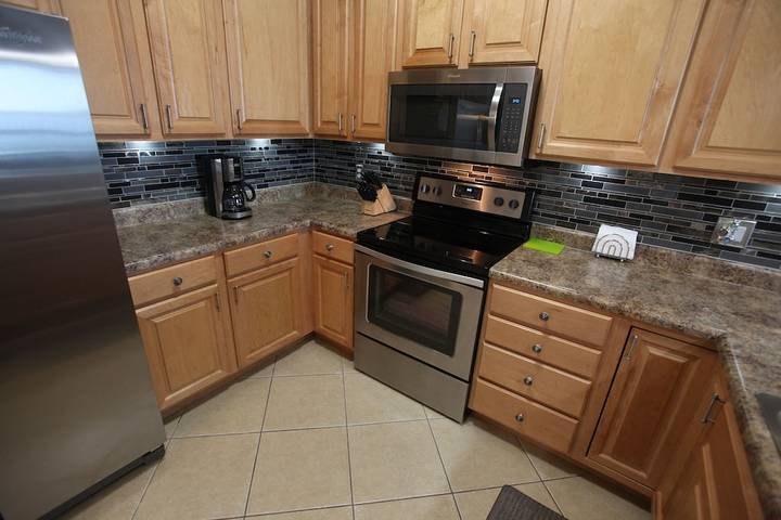 Vacation rental for 8 people, with hot tub and pool as well as yard in Osage Beach