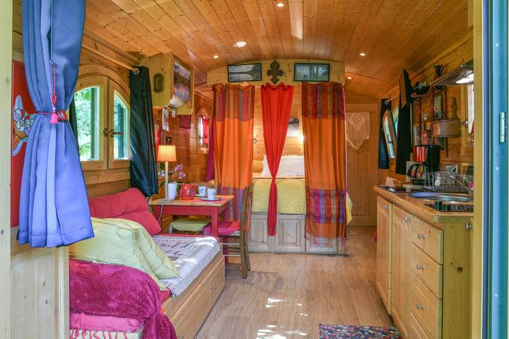 Caravana 'Roulotte De Bohême - Praline' con piscina compartida, Wi-Fi y aire acondicionado in Saint-Genix-les-Villages, Chambéry region