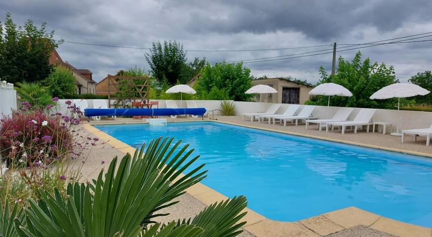 Gîte pour 8 personnes, avec Balcon et Terrasse ainsi que Jardin et Piscine à Archignac