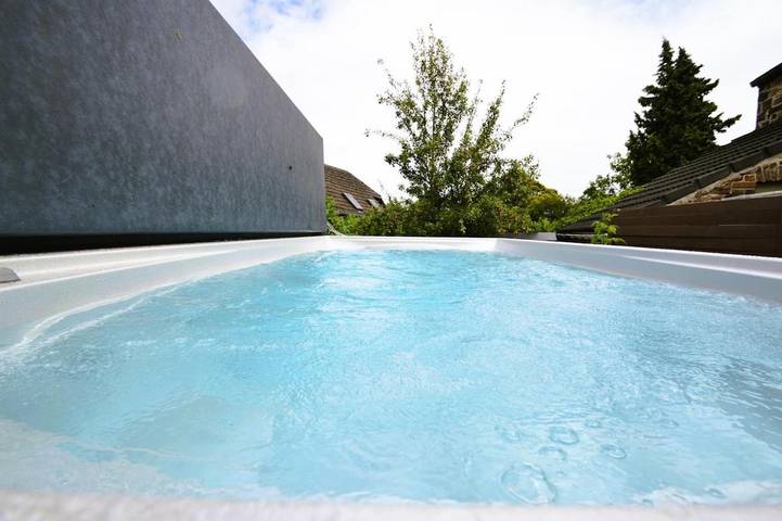 Location de vacances pour 8 personnes, avec terrasse ainsi que jacuzzi et piscine à Marchin