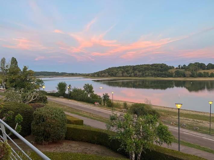 Location de vacances pour 5 personnes, avec terrasse et piscine ainsi que vue et vue sur le lac à Peigney - 2