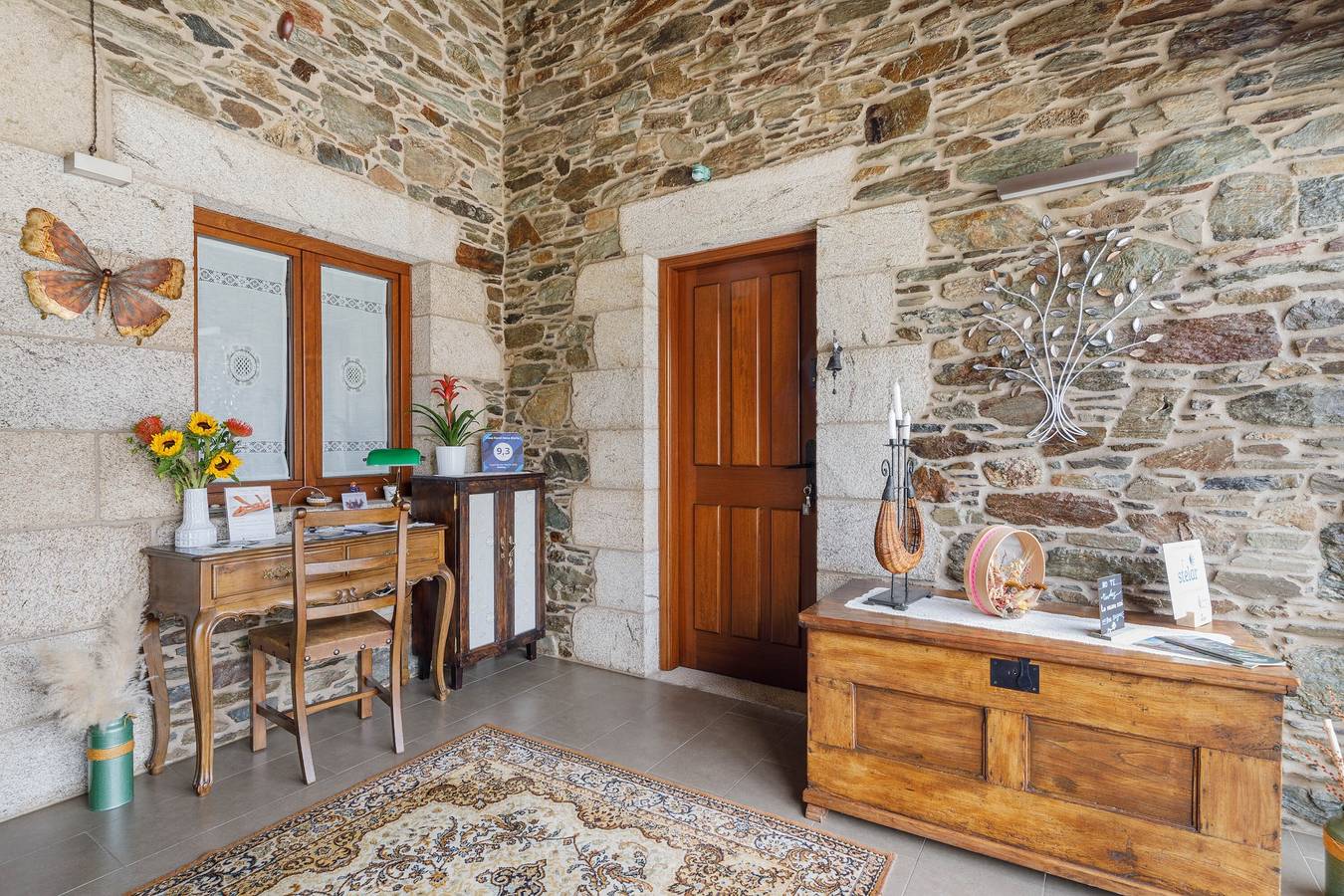 Appartement "Apartamento Adega" binnenkamer, met een raam dat uitkijkt op een binnenveranda, foto 10