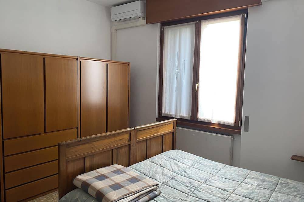 House for 4 people, private parking for 2 cars, 5' by car from Como in Lipomo, Brianza