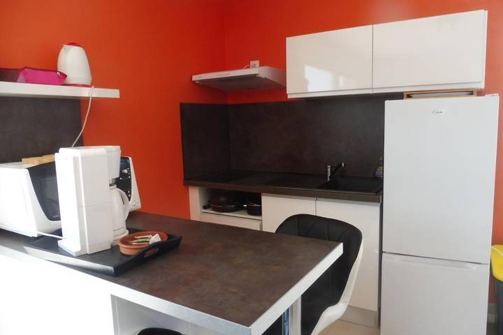 Location de vacances pour 3 personnes, avec piscine ainsi que terrasse et vue à Saint-Germain-Laprade - 3