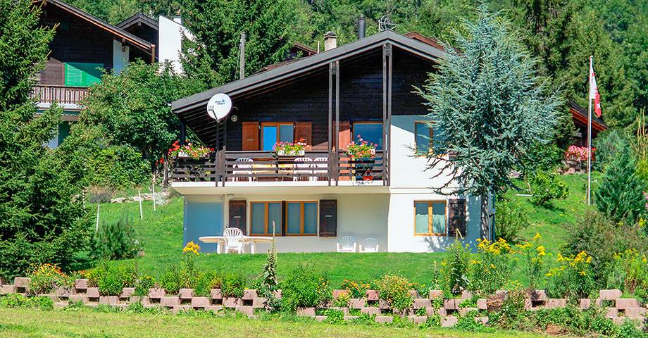 Ferienhaus für 6 Personen, mit Balkon und Terrasse sowie Garten und Ausblick in Fiesch