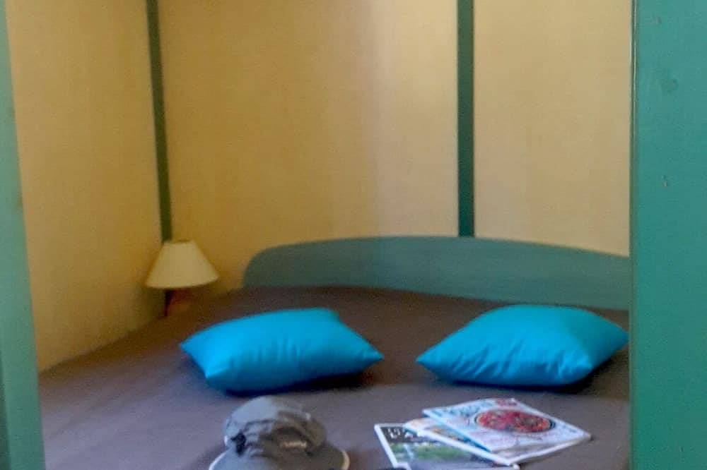 Propriété avec 3 chalets et un appartement, piscine privée et grand jardin, jeux in Tauriers, Ardèche