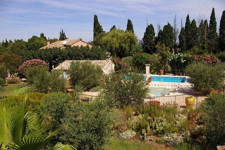 Gîte pour 2 personnes, avec terrasse ainsi que jardin et piscine, animaux acceptés au Parc naturel régional des Alpilles - 2