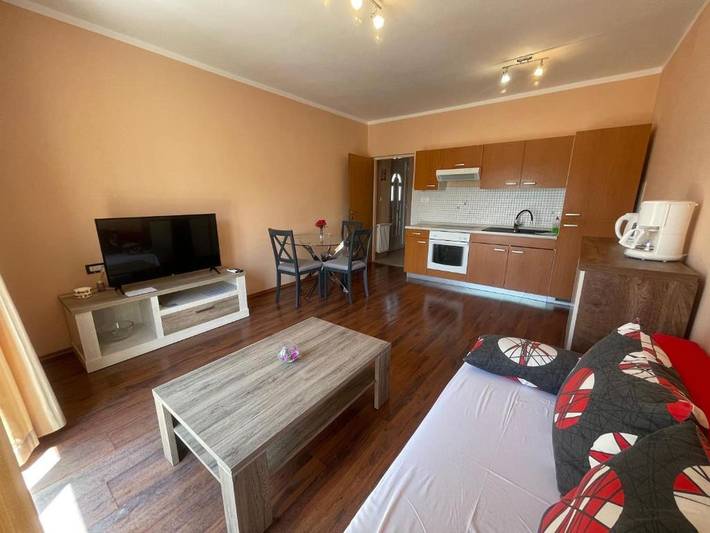 Ferienwohnung für 3 Personen, mit Pool und Garten sowie Terrasse in Maslenica