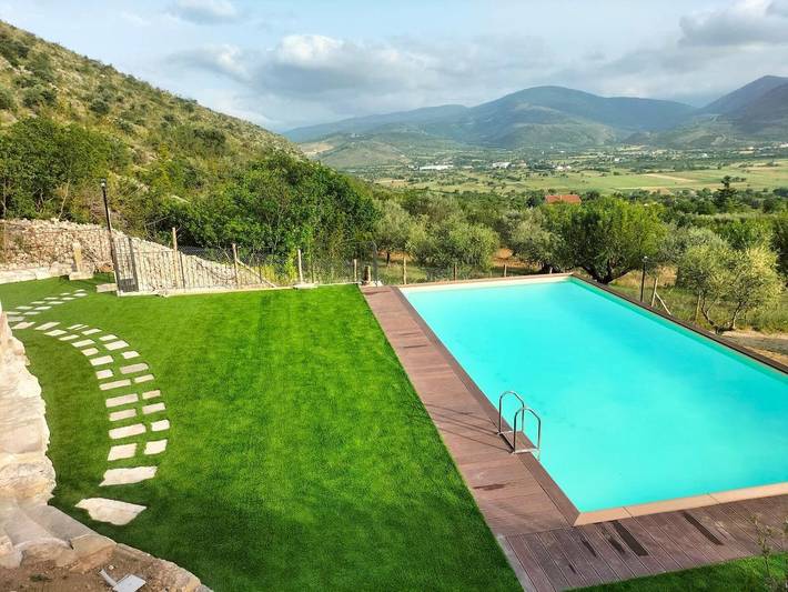 B&b per 5 persone, con giardino e piscina nonché panorama, adatto a famiglie con bambini in Gran Sasso