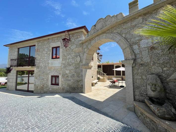 Location de vacances pour 8 personnes, avec Balcon et Terrasse ainsi que Jardin et Piscine dans Freixo