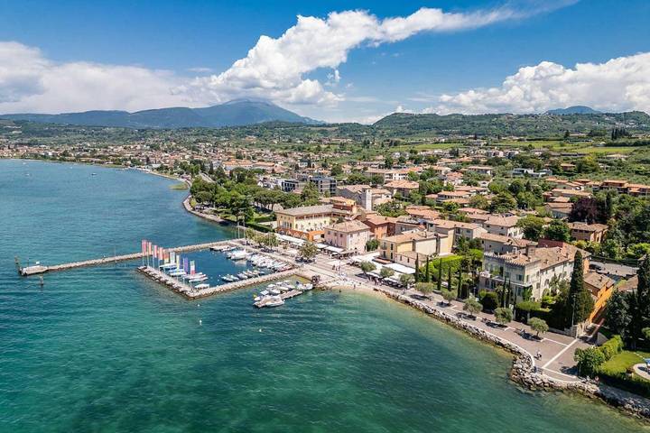 Location de vacances pour 7 personnes, avec Jardin et Piscine ainsi que Vue sur le lac et Vue dans Cisano