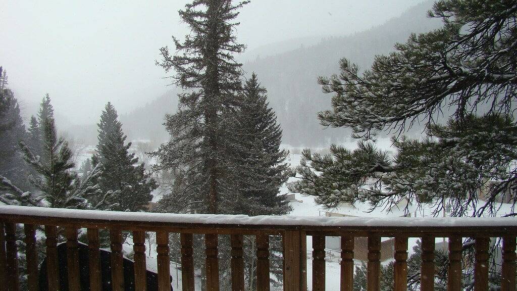 Bergseite Haus mit Blick auf Dorf und Skigebiet in Red River, Taos County