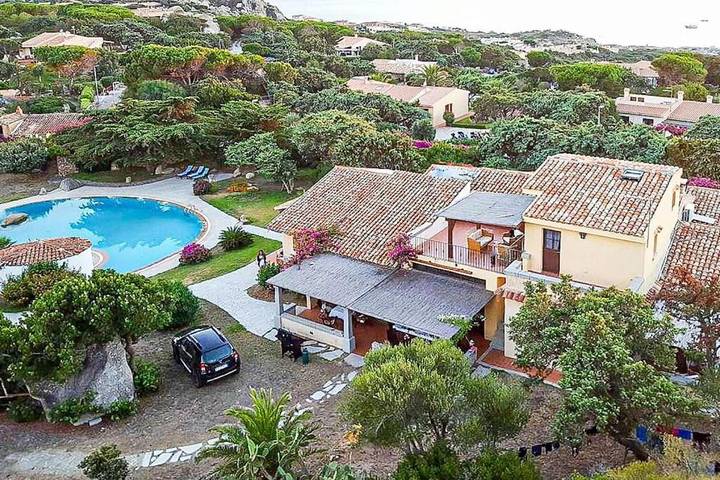 Villa pour 12 personnes, avec Balcon et Terrasse ainsi que Jardin et Piscine à Santa Teresa di Gallura