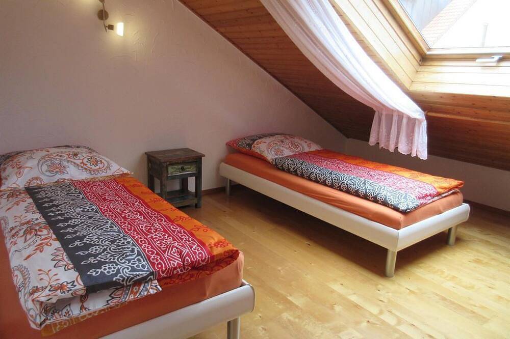 Entire apartment, Vacation apartment Farrnbach - Spacious (70sqm), quiet, 2 bedrooms with south-facing balcony in Fürth, Franconia