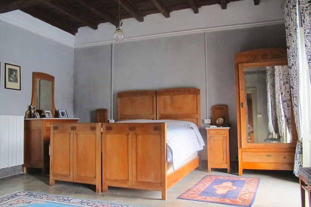 Island San Giulio villa , garden, wet dock, , motor boat, private parking box. in Isola San Giulio, Orta San Giulio