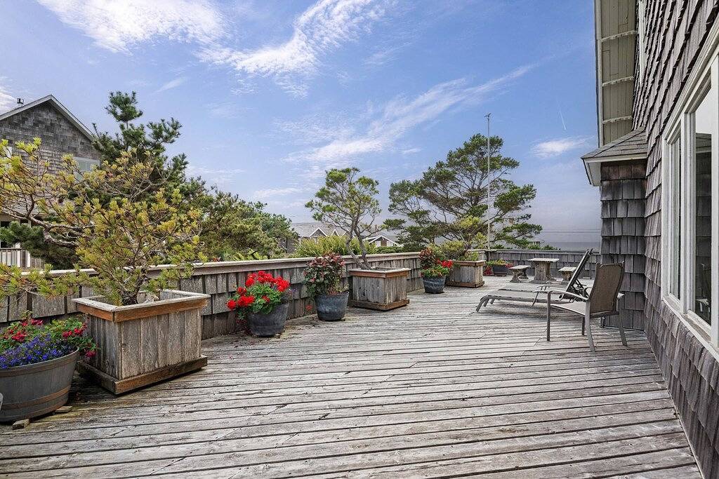 Relaxing Beach Vibes on Quiet Ridge w/ Fireplace and Private Deck, Walk to Beach and Close to Golf in Gearhart, Clatsop County