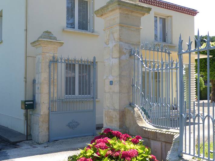 Gîte pour 8 personnes, avec terrasse ainsi que piscine et jardin