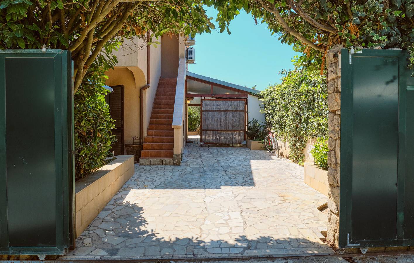 Ganze Ferienwohnung, Geräumige 2-Zimmer-Wohnung mit Terrasse, 2,5 km vom Strand Liska Slatina entfernt in Aratore, Kvarner Inseln