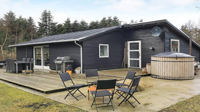 Ferieudlejning for 7 personer, med sauna og have, husdyr tilladt i Hune