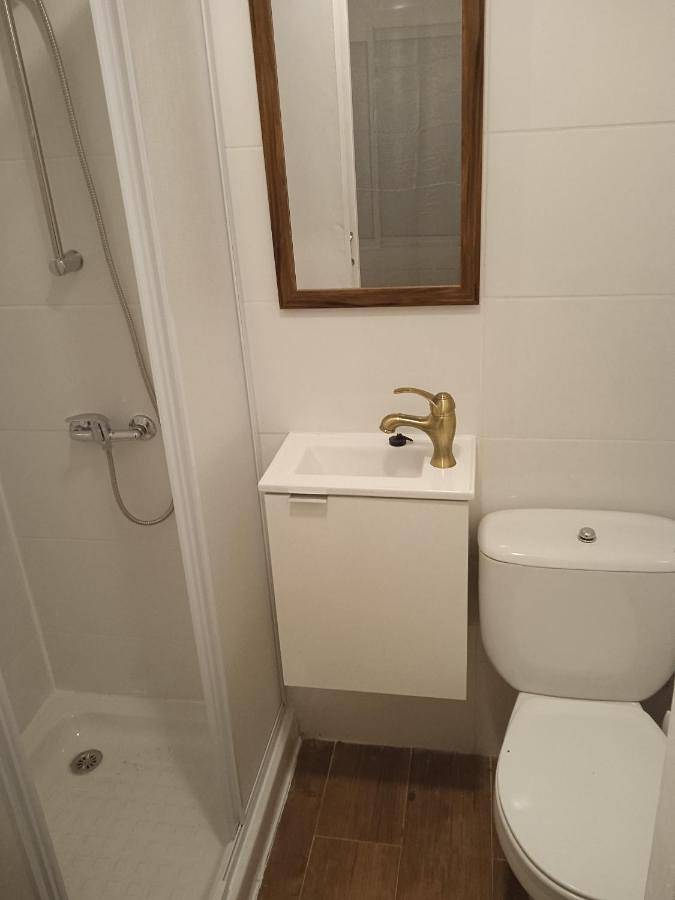 Habitación Económica Con Baño Privado En Pleno Centro De Figueres in Figueras, Haut-Ampurdan